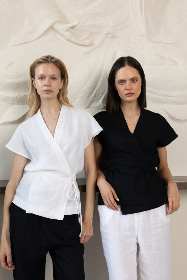 Modelki prezentujące kimona lniane z krótkim rękawem, jedno czarne, a drugie białe