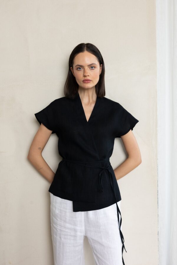 Modelka prezentująca czarne kimono lniane z krótkim rękawem